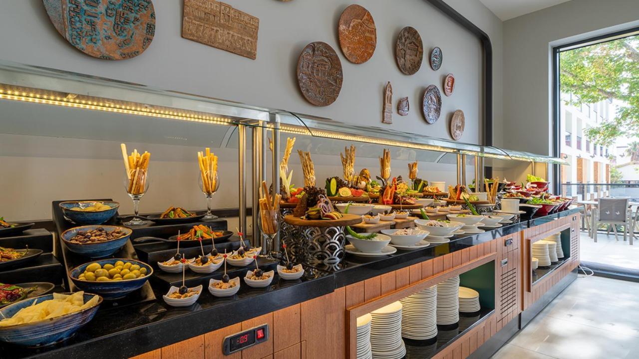 Hotel Sundia Exclusive By Liberty Fethiye Adults Only Exterior foto A buffet at a hotel