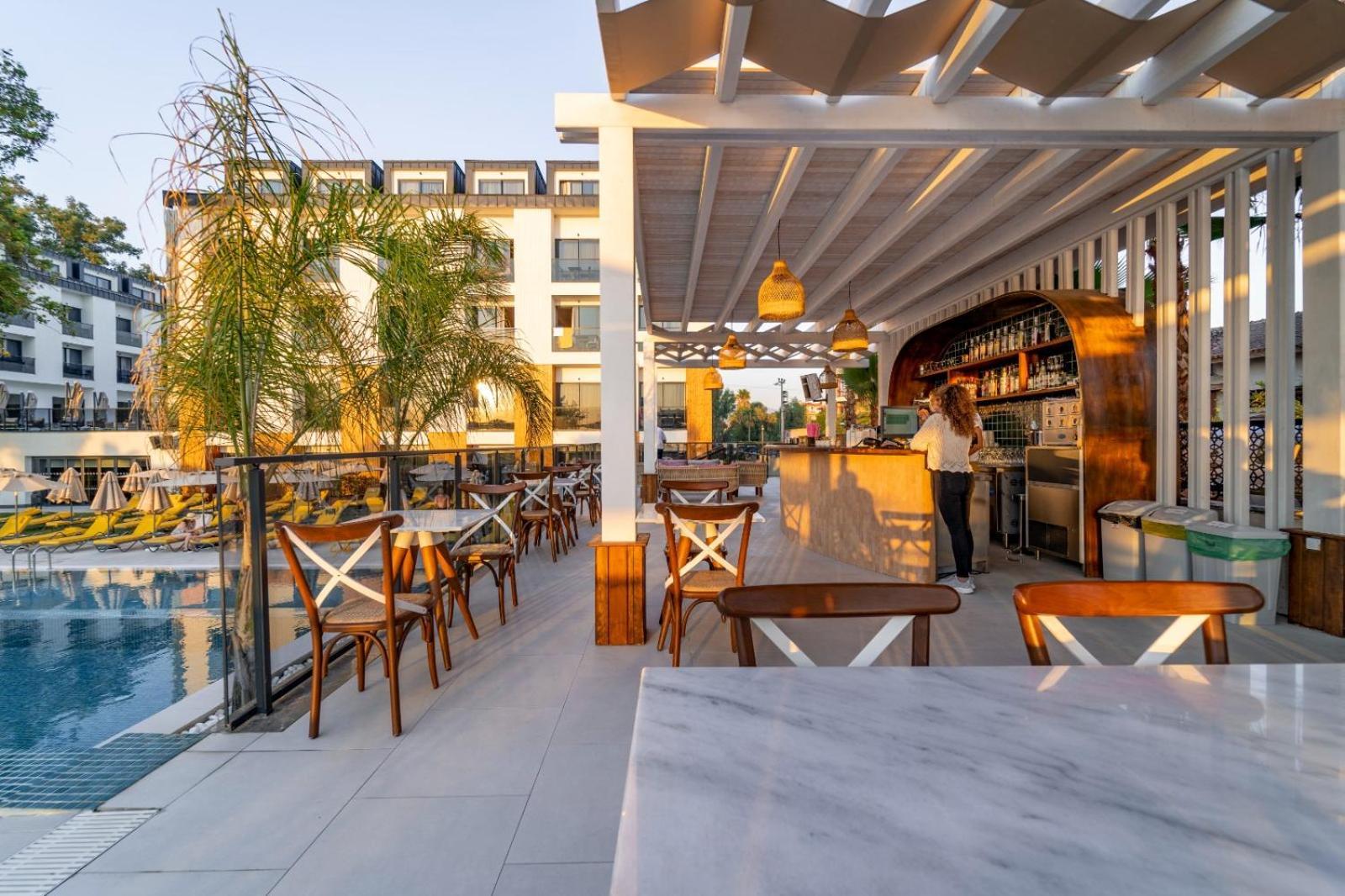 Hotel Sundia Exclusive By Liberty Fethiye Adults Only Exterior foto The pool bar at the hotel