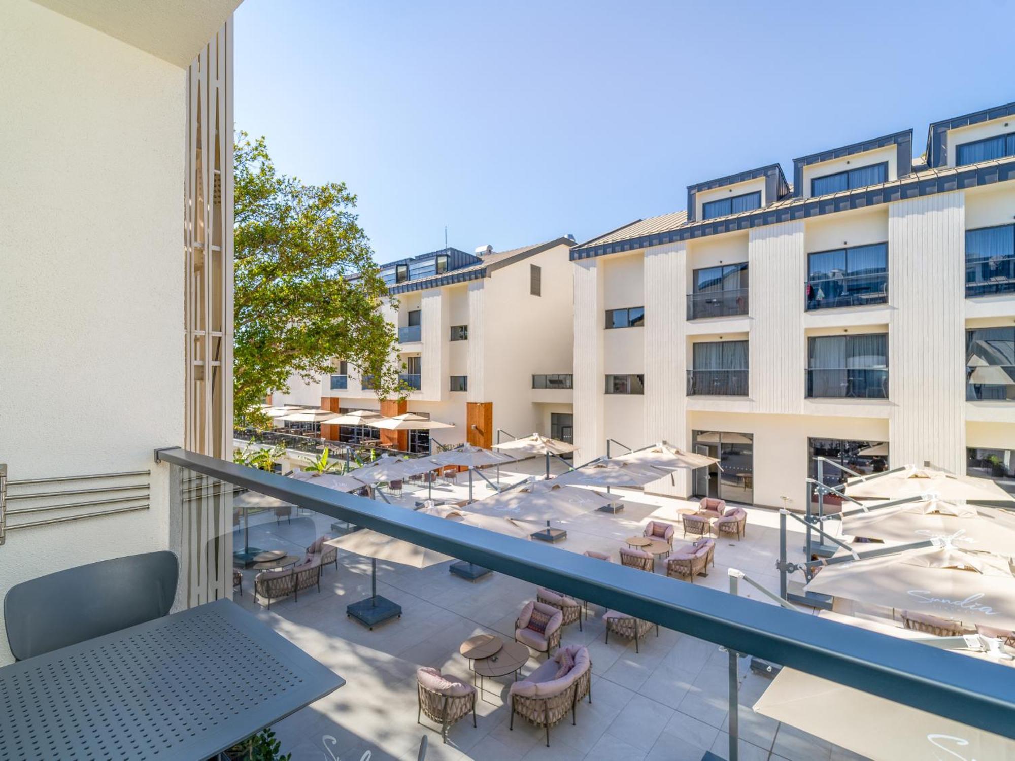 Hotel Sundia Exclusive By Liberty Fethiye Adults Only Exterior foto The courtyard of the hotel