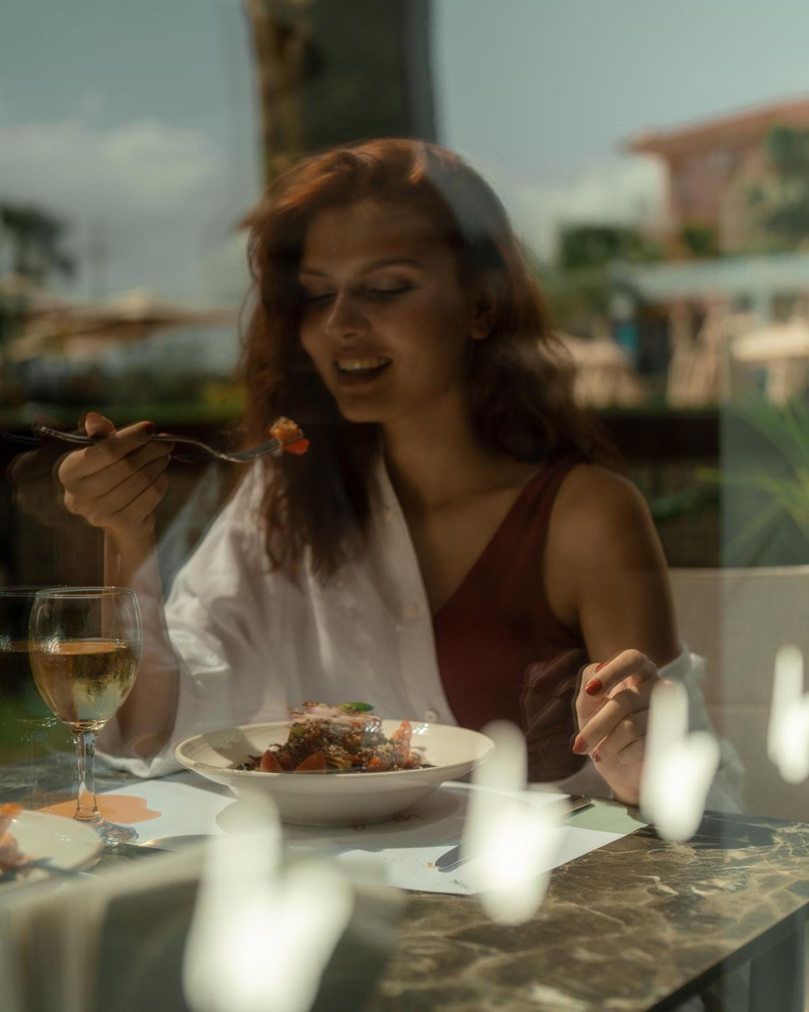 Hotel Sundia Exclusive By Liberty Fethiye Adults Only Exterior foto A woman eating