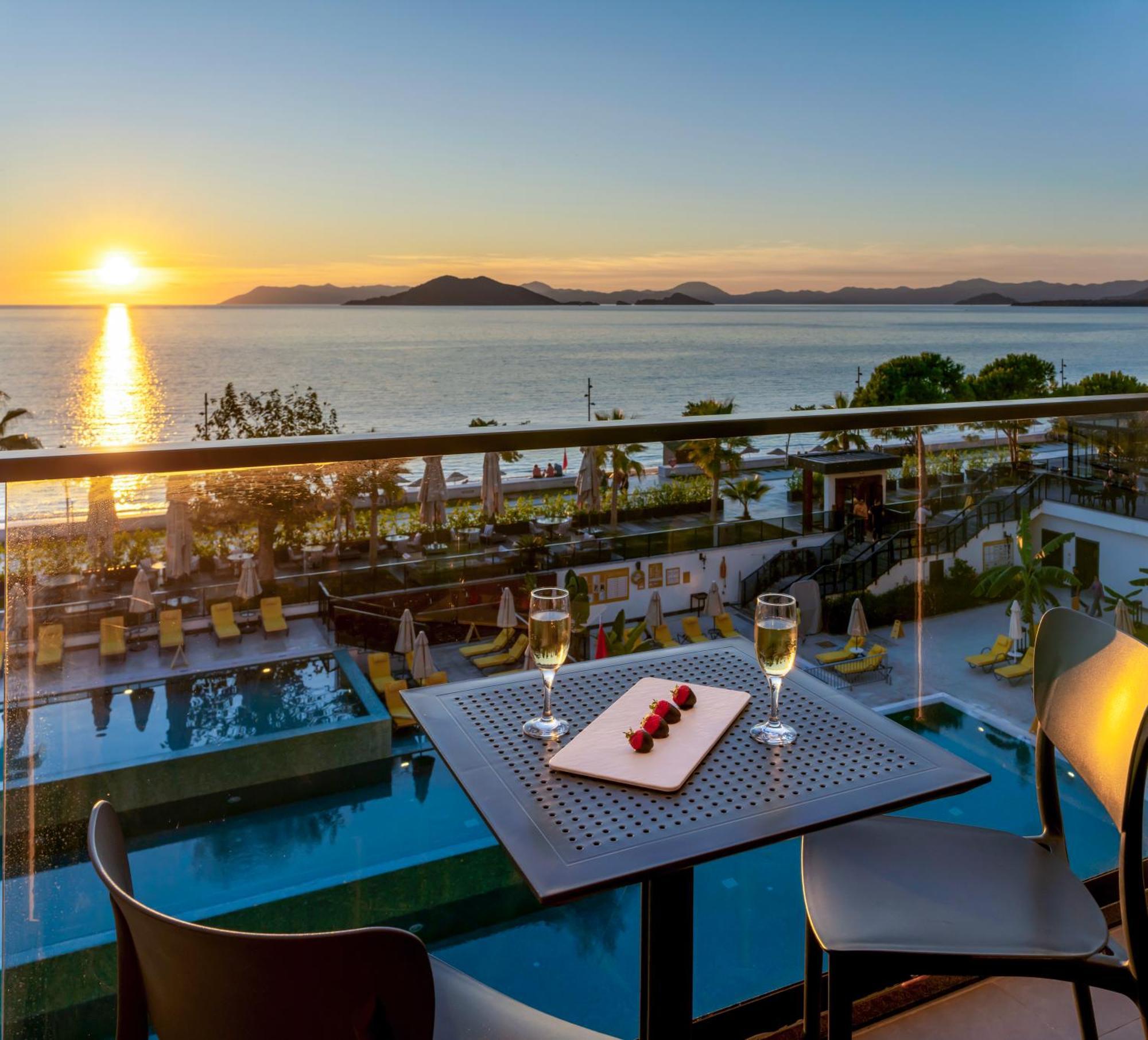Hotel Sundia Exclusive By Liberty Fethiye Adults Only Exterior foto Sunset at the hotel